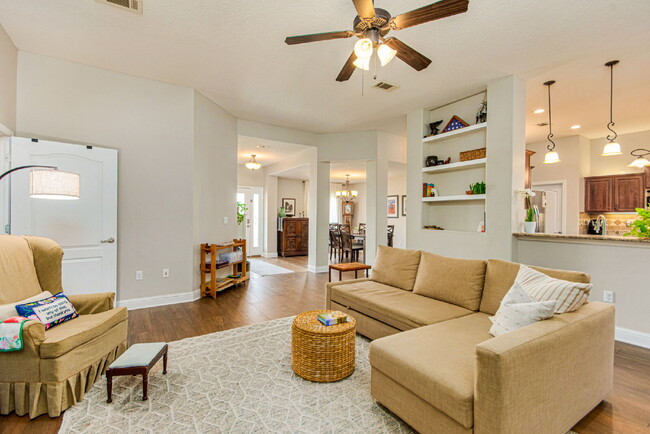 Building Photo - 5 Bed House convenient to Navarre and Hurl...