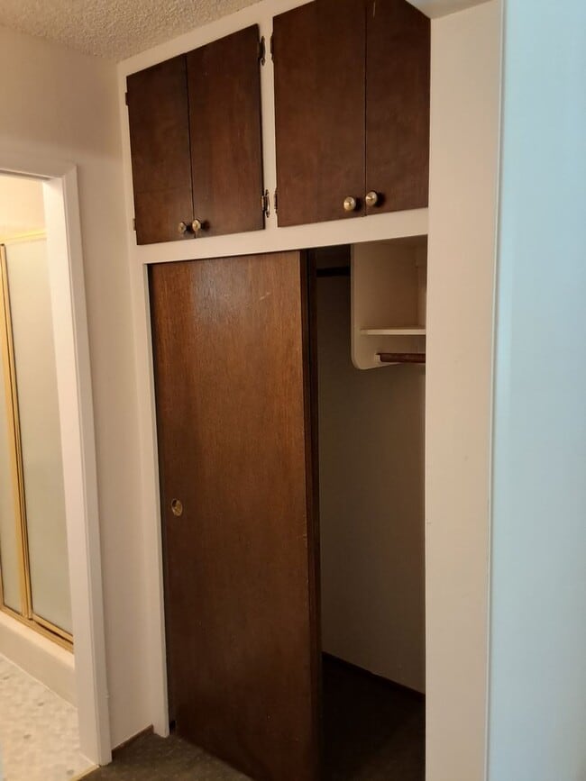 Building Photo - 3 bed/1.5 bath on large corner lot