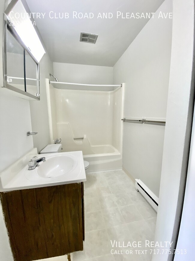 Building Photo - Roomy 2-bed end-unit w/ on-site laundry & ...