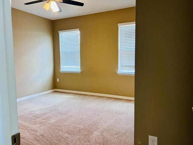 Building Photo - 537 Red Rose Ln