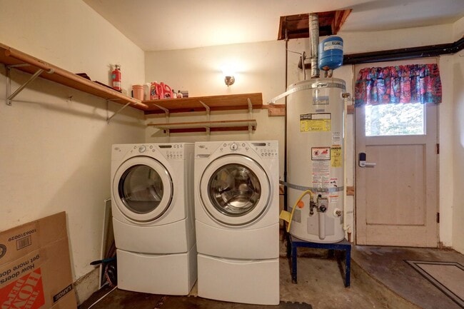 Building Photo - Classic Bellevue 3bd, 1.5ba Rambler Located in Perfect Enatai Location!