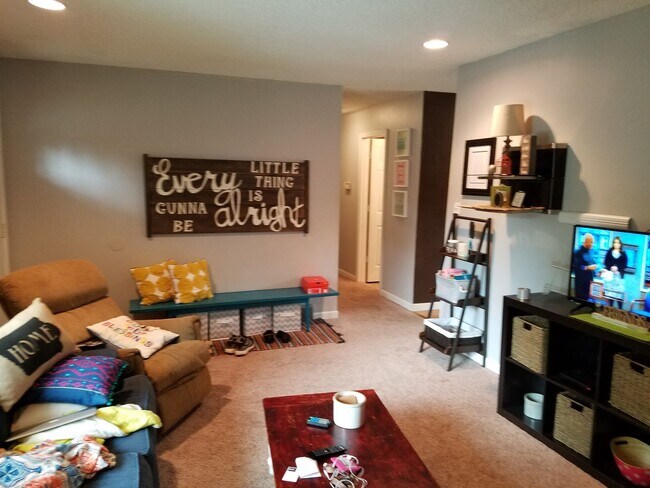 Building Photo - Cedar Falls House Available June 1st