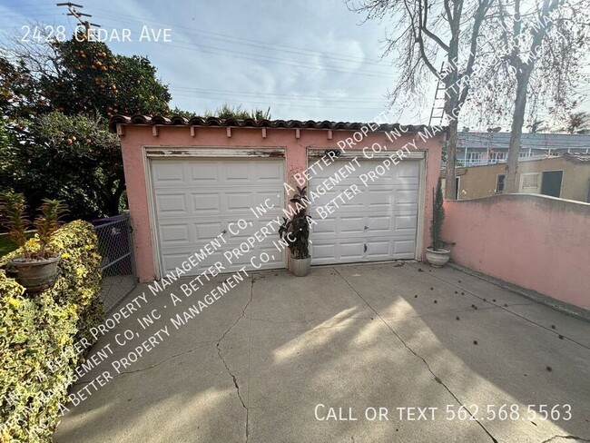 Building Photo - Large Upper Duplex w/Dining Room, DW, HUGE...