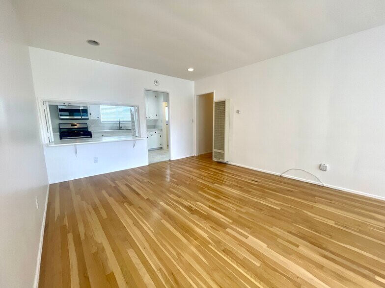 Building Photo - 5534 1/2 Kester Ave