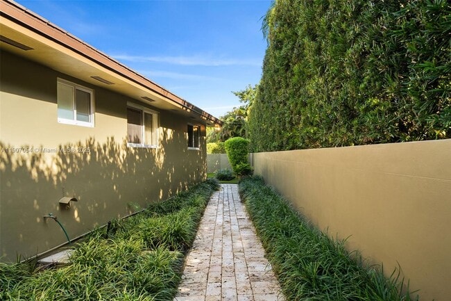 Building Photo - 1175 NE 102nd St