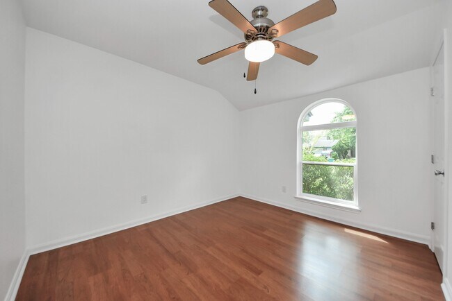 Building Photo - 10327 Sageburrow Dr