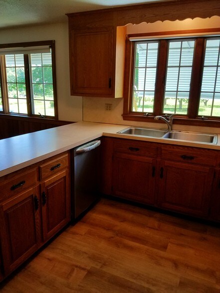 Country kitchen - stainless steel dishwasher - 373 Meadow Rd