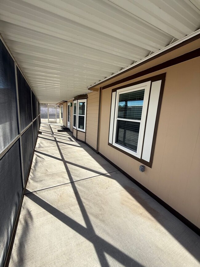 Building Photo - Move In Ready - Spacious Manufactured Home...