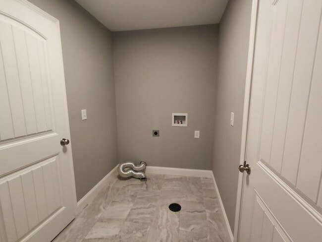 Building Photo - Beautiful home close to post