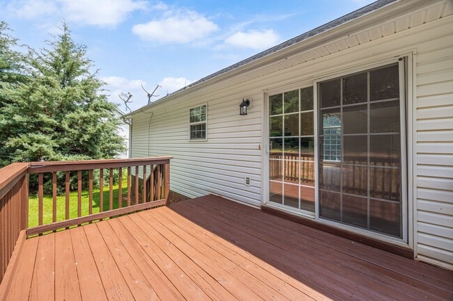 Building Photo - Freshly painted 3-bedroom 2-bath home in A...