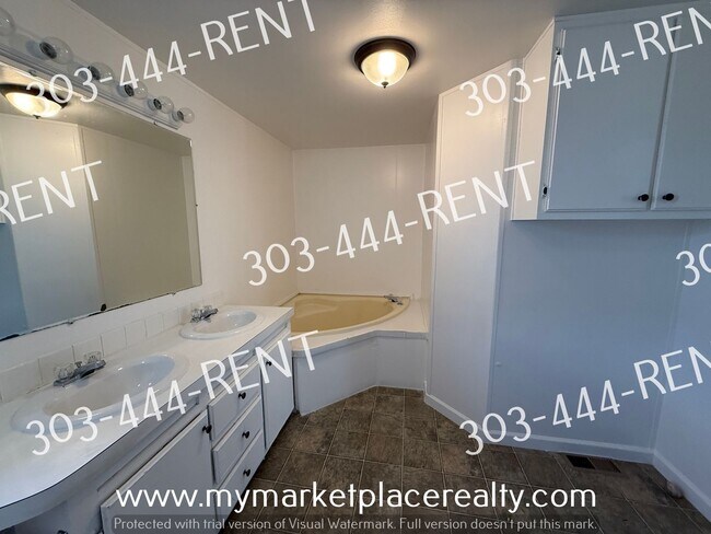 Building Photo - Spacious 3 Bedrooms and 2 bathroom home!!!