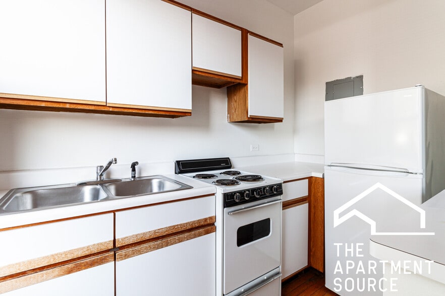 Building Photo - 633 W Barry Ave