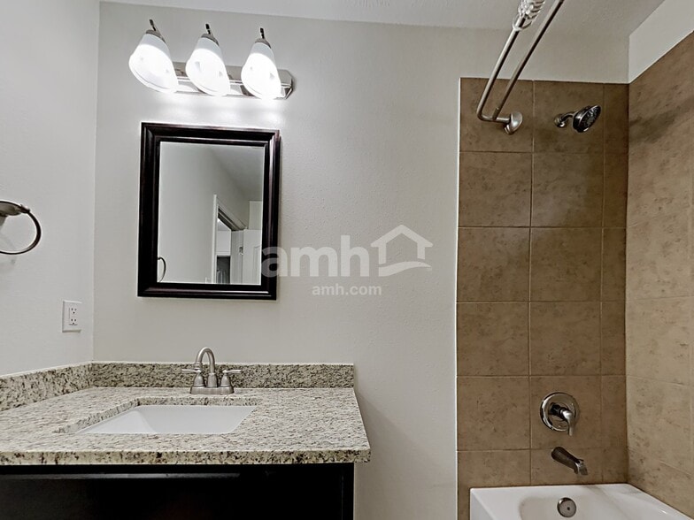 Building Photo - 2213 Oak Cir Dr N