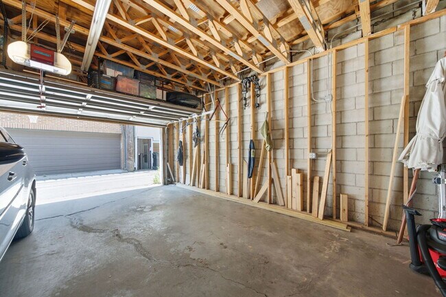 Building Photo - 3742 N Janssen Ave