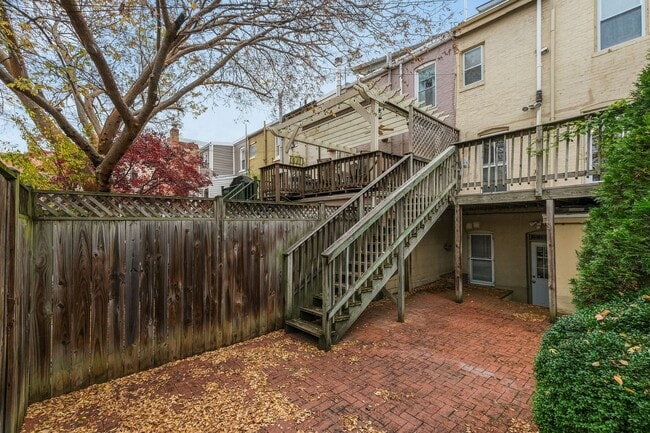 Building Photo - 310 9th St NE