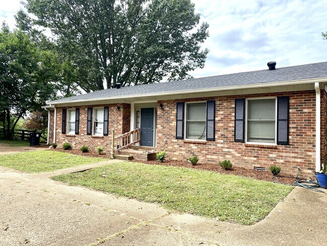 Building Photo - 2206 Country Club Ln