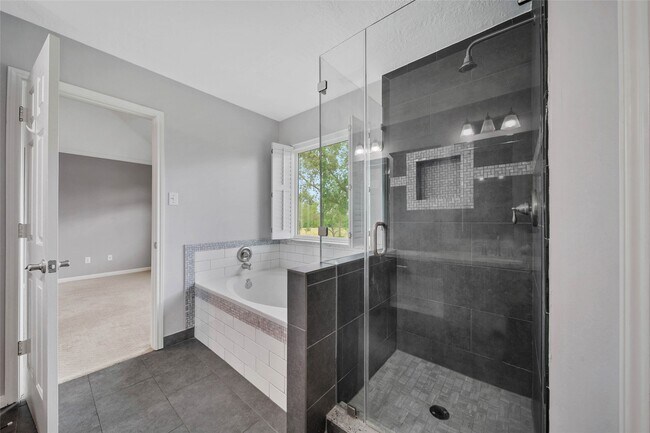 Building Photo - 16731 Creek Trail