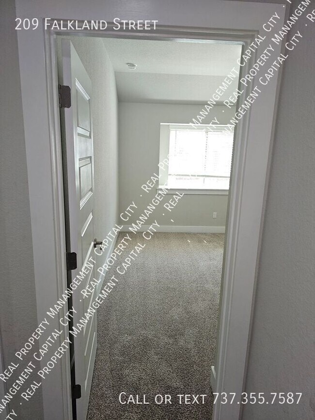 Building Photo - 209 Falkland St