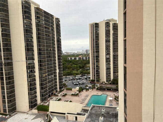 Building Photo - 20335 W Country Club Dr