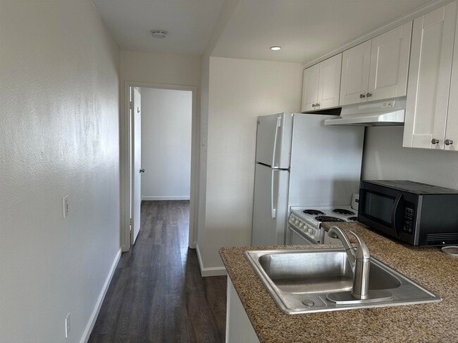 Building Photo - 3844 Swift Ave