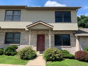 Building Photo - 3 bedroom, Spacious Townhouse: The Willows!