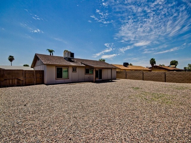 Building Photo - 10930 W Montecito Ave