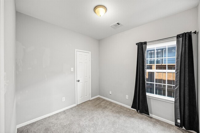 Building Photo - 426 New Hampshire St