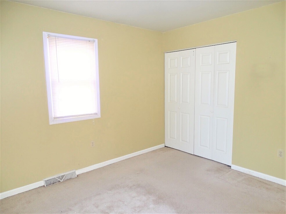 Building Photo - 137 Village Ct