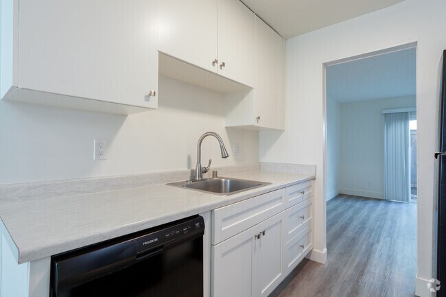 2BR, 1.5BA - 1000SF - Kitchen - Pacific Townhomes