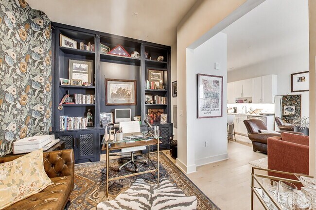 Building Photo - Luxury Living Awaits!