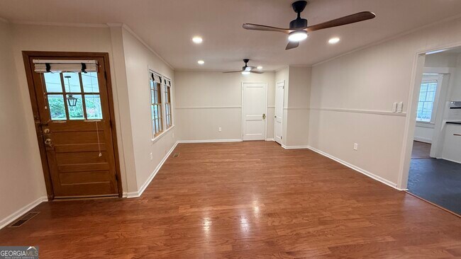 Building Photo - 142 Oak Ave