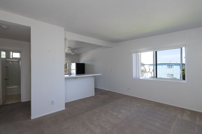 Building Photo - 2 Bedroom + 1 Bathroom Apartment | Oxnard Shores | Unfurnished