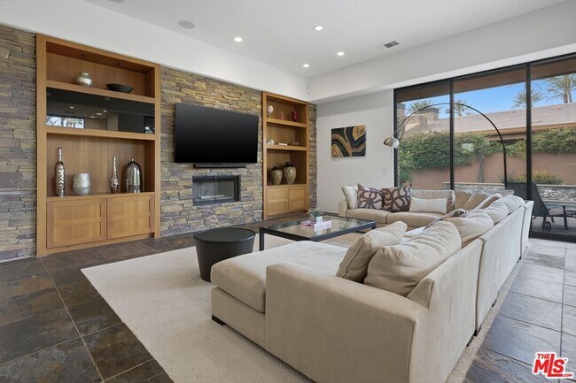 Building Photo - 50025-50021 Vía Aldea