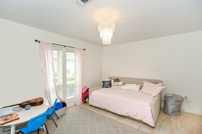Building Photo - 8911 Birdwood Ct