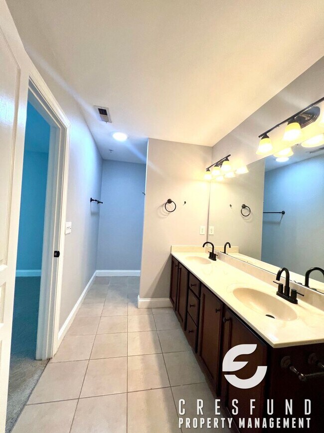 Building Photo - Lake View Luxury 2BR 2.5 Bath