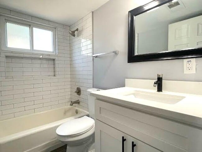 Building Photo - 2504 Manor Cir