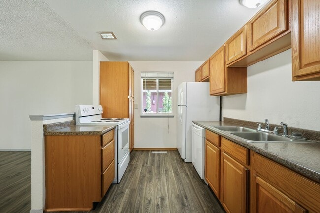 Building Photo - Move in ready now! 3 bedroom rambler in NE...