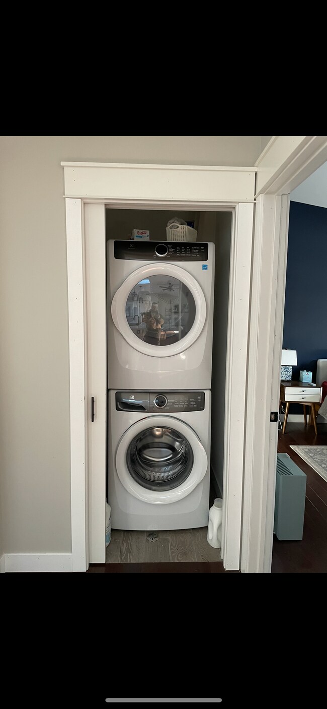 LAUNDRY IN UNIT - 713 Washington St