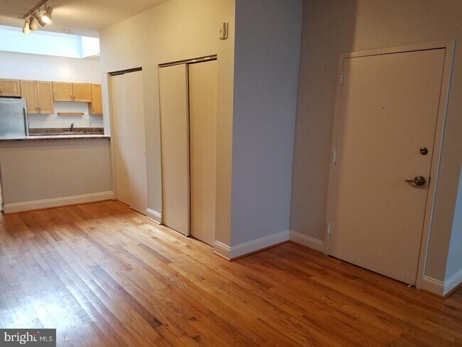 Building Photo - 104 S 13th St