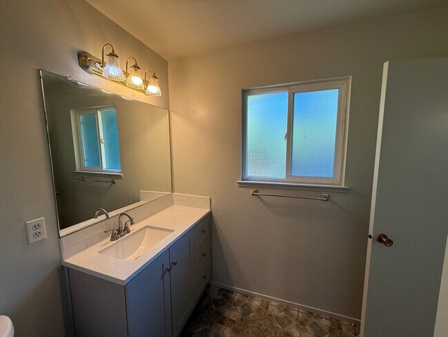 Building Photo - Single story home in east Modesto!