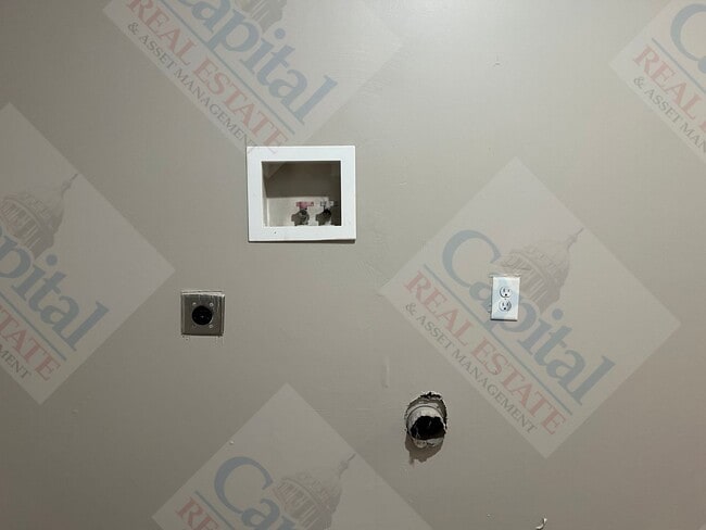 Building Photo - Spacious 3 Bedroom