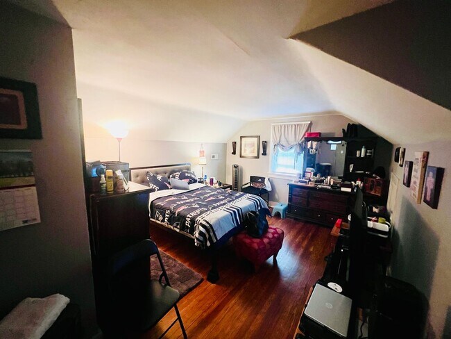 Building Photo - Renovated 3 bdrm/1.5 bath Home with Bonus Room and Dressing Room Located Near Hopkins Rd.