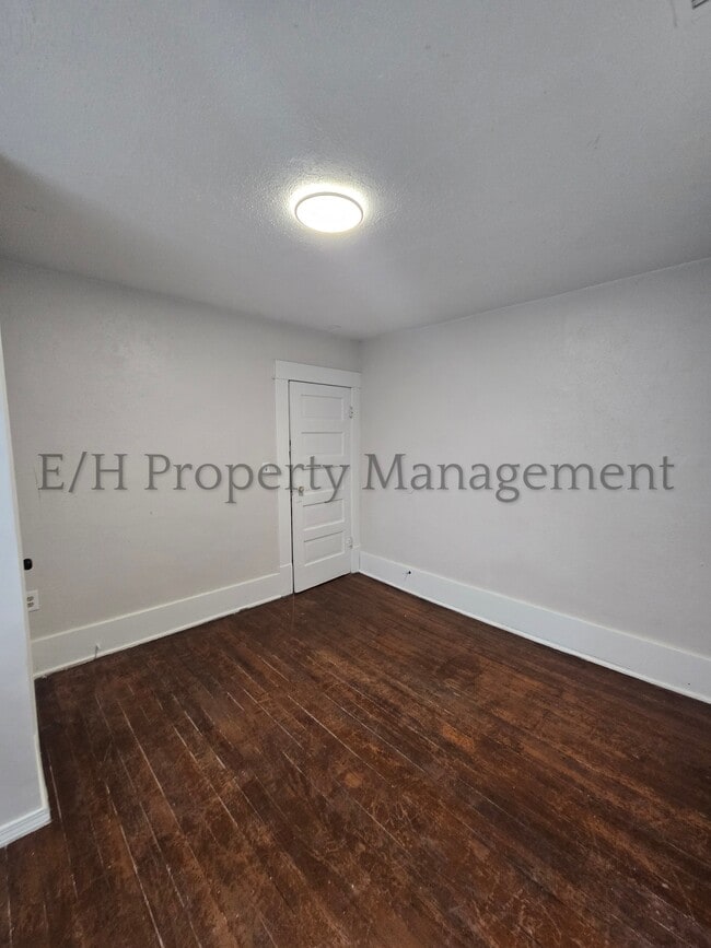 Building Photo - 1305 S Water St