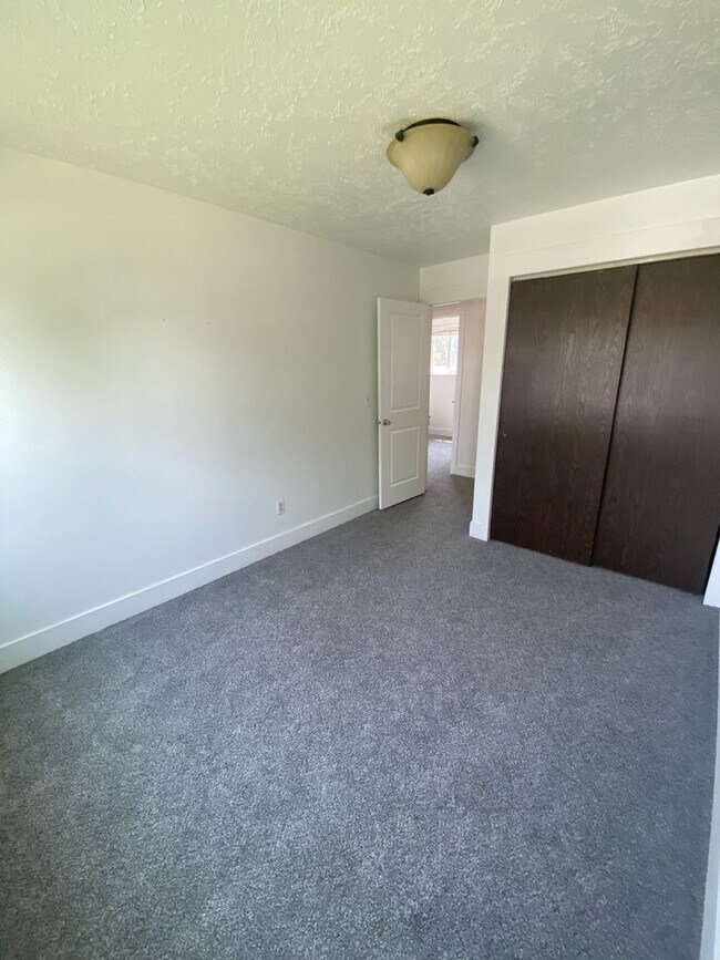 Building Photo - Candy-Coated Deal – 3 Weeks Free on 4 Bed,...