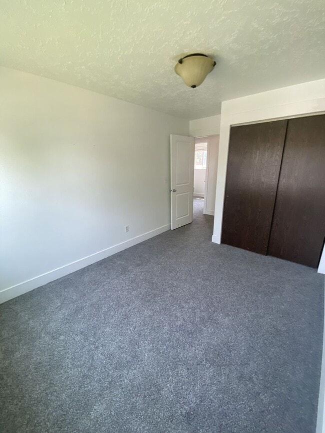 Building Photo - Now Leasing! 3 Weeks Free | 4 Bed, 1.5 Bat...
