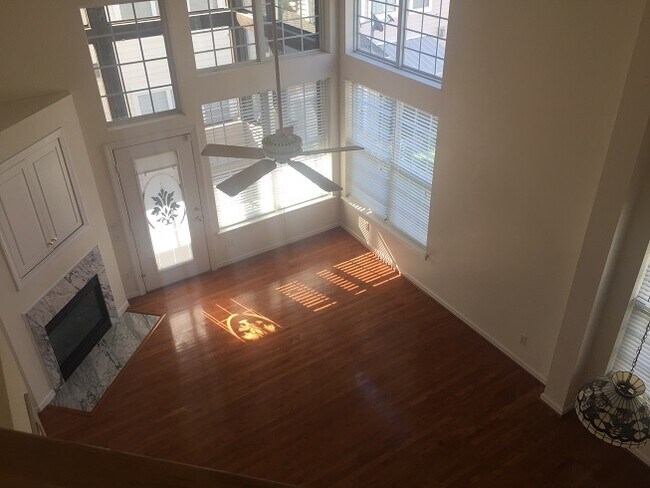 Building Photo - Available NOW - Must See Townhome at Powhatan Place, First floor primary suite!