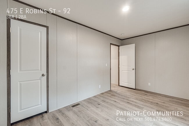 Building Photo - 475 E Robins St