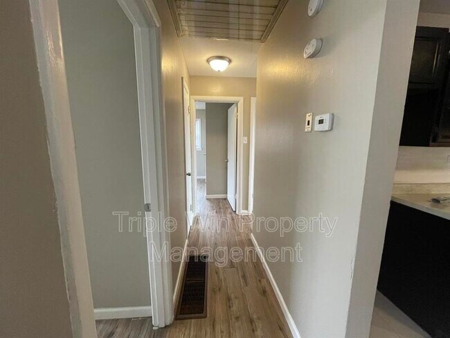 Building Photo - 5 Westdell Dr