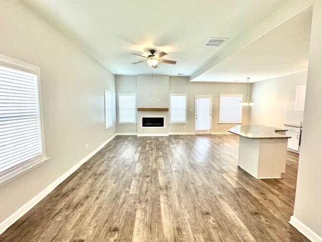 Building Photo - LakesideCirW5560