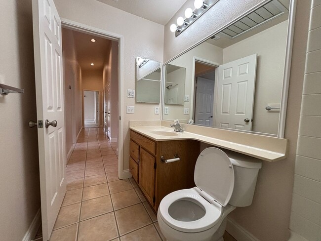 Building Photo - Sharp Home!